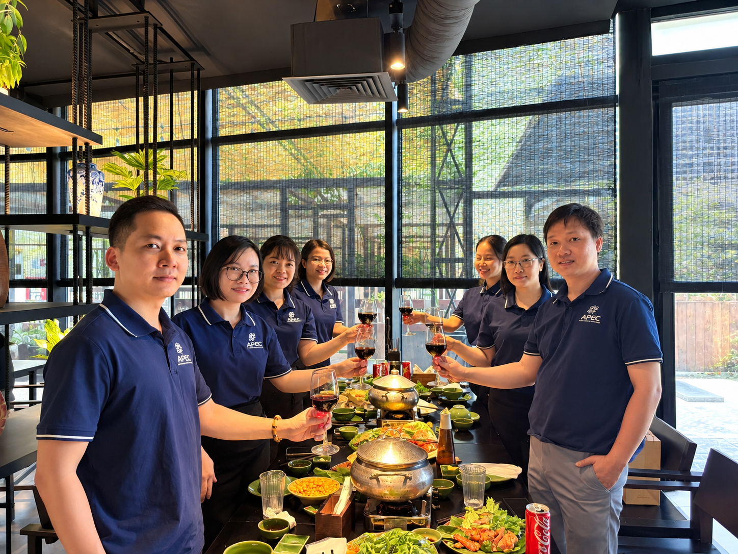 Hai bên nâng ly chúc mừng khởi đầu của mối hợp tác.